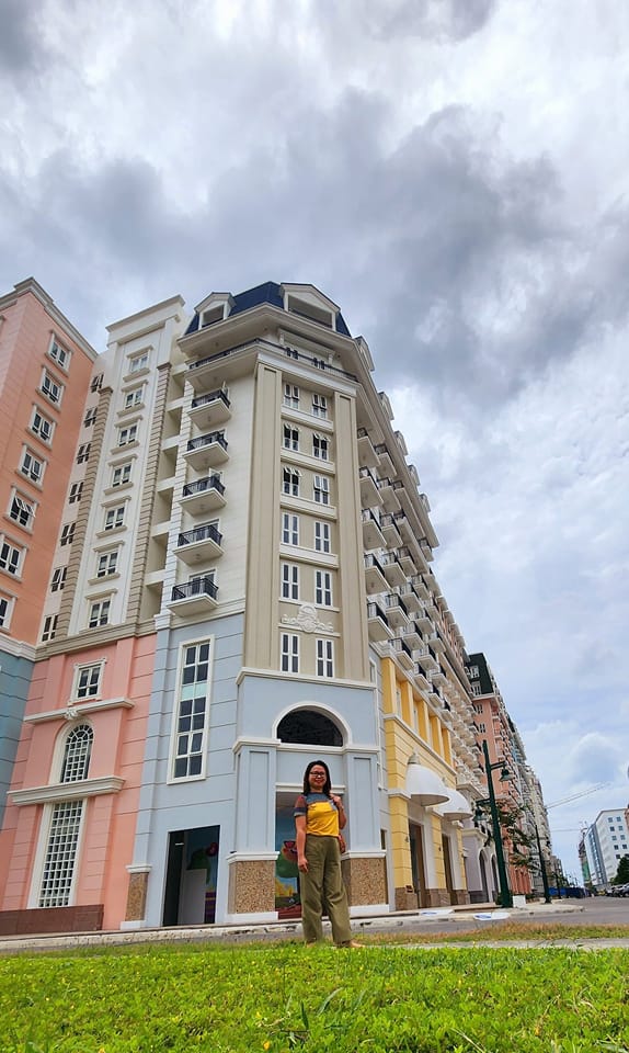 Jill Realtor Saint Honore Background